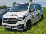 =VW T 6 der Firma ALEA steht im Mai 2024 auf dem Besucherparkplatz der RettMobil in Fulda