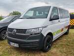 =VW T6.1 Caravelle von BRANDSCHUTZTECHNIK STOLPEN, gesehen auf dem Parkplatzgelände der RettMobil 2024 in Fulda