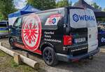 =VW T6 vom Fuldaer Fanshop EINTRACHT FRANKFURT, gesehen beim Automobiltreffen  TIEF AM TEICH  auf dem Hünfelder Festplatz im August 2024