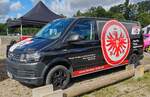 =VW T6 vom Fuldaer Fanshop EINTRACHT FRANKFURT, gesehen beim Automobiltreffen  TIEF AM TEICH  auf dem Hünfelder Festplatz im August 2024