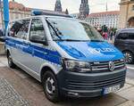 =VW T6 der sächsischen LaPo steht anl. des Stollenfestzuges zur Verkehrslenkung in Dresden, 12-2024