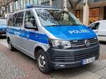 =VW T6 der sächsischen LaPo steht anl. des Stollenfestzuges zur Verkehrslenkung in Dresden, 12-2024