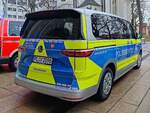 =VW T6 Multivan steht vor dem Plauener Rathaus zur Übergabe an die örtliche Polizeibehörde, 12-2024