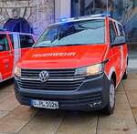 =VW T 6 steht vor dem Plauener Rathaus zur Übergabe an die Feuerwehr der Stadt Plauen, 12-2024