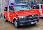 =VW T 6 steht vor dem Plauener Rathaus zur Übergabe an die Feuerwehr der Stadt Plauen, 12-2024