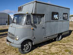 Ein Mercedes-Benz 405 D mit Kastenaufbau (Mobiles Laboratorium) ist Teil der Ausstellung im Museo del Aire. (Cuatro Vientos, Februar 2011)