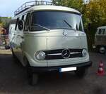 Mercedes Benz L319. Auf der Basis eines ehemaligen Feuerwehrfahrzeuges wurde dieser Leicht-LKW L319 aufgebaut. Die Baureihe L319 war der erste leichte Lieferwagen/Transporter der Daimler Benz AG nach WW2. Der leichte LKW wurde auf der IAA des Jahres 1955 vorgestellt und ab 1956 ausgeliefert. Die Produktion endete erst im Jahr 1968. Er war wahlweise mit einem Vierzylinderreihendieselmotor mit 1767 cm³ Hubraum und 43 PS oder einem Vierzylinderreihenbenzinmotor mit 1897 cm³ Hubraum und 65 PS lieferbar. Der abgelichtete L319 ist mit einem Benzinmotor ausgerüstet. Oldtimertreffen beim Theater an der Niebu(h)rg am 20.10.2024 in Oberhausen/Rhld. 