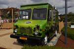 Food Truck, unbekannter Marke, der Food Riders, steht Einsatzbereit auf einem Parkplatz. 06.2024 