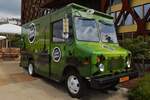 Food Truck, unbekannter Marke, der Food Riders, steht auf einem Parkplatz. 06.2024 