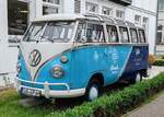 =VW T1 Samba steht im Juni 2024 in Binz