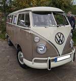 VW T1 Achtsitzer Sondermodell von Volkswagen do Brasil aus dem Jahr 1964. Der abgelichtete Wagen ist mit den sogenannten Exportstoßstangen ausgerüstet. Der im Heck verbaute, gebläsegekühlte, Vierzylinderboxermotor leistet 42 PS aus einem Hubraum von 1493 cm³. Oldtimertreffen am Theater an der Niebu(h)rg in Oberhausen am 20.10.2024.