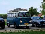 VW-Campingbus, gemeldet in den Niederlanden, trifft am Schloßparkplatz zu Harburg ein; 200814