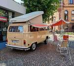 =VW T2 steht im August 2024 auf der Ausstellungsfläche beim Hünfelder Stadtfest.