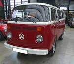 VW T2b Bus aus dem Jahr 1972. Nach den Werksferien 1972 lief im VW-Werk Hannover der modifizierte T2b vom Band. Das hier gezeigte Exemplar ist somit ein Bus aus dem ersten Modelljahr in der Version Kleinbus  Achtsitzer . Der Basispreis für ein solches Modell betrug bei seiner Markteinführung DM 8540,00. Bei der Motorisierung hatte der Kunde/in zwei Optionen. Es waren folgende, gebläsegekühlte, Vierzylinderboxermotoren lieferbar: 1584 cm³ mit 50 PS oder 1679 cm³ mit 62 PS oder 66 PS. Classic Remise Düsseldorf am 11.01.2025.