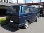 Heckansicht eines VW T3 Multivan  Last Limited Edition  im Farbton onyxblau aus dem Jahr 1992.