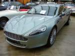 Aston Martin Rapide. Der seit 2009 bei Magna Steyr produzierte Rapide ist eine Sportlimousine, die technisch an den DB9 angelehnt ist. Der V12-motor mit 5.935 cm Hubraum leistet 477 PS. Classic Remise Dsseldorf am 19.05.2013.