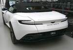 Heckansicht eines Aston Martin DB12 Roadster im Farbton stratus white. Classic Remise Düsseldorf am 11.01.2025.