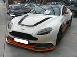 Aston Martin Vantage GT12. Hier wurde die Nummer 81 des auf 100 Stück weltweit limitierten Sondermodelles abgelichtet. Der V12-Motor hat einen Hubraum von 5935 cm³ und leistet 600 PS. Die Höchstgeschwindigkeit soll etwas über 300 km/h betragen. Classic Remise Düsseldorf am 11.01.2025.