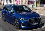 BMW 2 Active Touerer (zweite Generation in der Farbe Portimao Blue), gesehen in September, 2024.