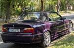 Rückansicht: BMW 3er E36 Cabriolet auf violet umlackiert. Foto: Juli, 2024.