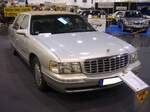 Cadillac Fleetwood Limited Saloon der Modelljahre 1996/1997 im Farbton medium marblehead. Von diesem Modell verließen nur 781 Fahrzeuge die Werkshallen von Cadillac, der Luxusmarke aus dem GM-Konzern. Für Vortrieb sorgt ein 4.6 Liter V8-Motor mit einer Leistung von 305 PS. Essen Motor Show am 04.12.2024. 