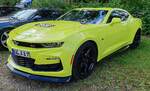 =Chevrolet Camaro steht beim Automobiltreffen  TIEF AM TEICH  auf dem Hünfelder Festplatz im August 2024