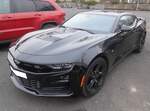 Chevrolet Camaro 6.2 Litre V8 SS. Es handelt sich um einen Camaro der sechsten Generation, wie er von 2015 bis 2023 im Chevrolet-Werk Lansing/Michigan gebaut wurde. Als Motorisierung dient ein V8-Motor mit einem Hubraum von 376 cui (6162 cm³) und einer Leistung von 453 PS. Der 6.2 Litre V8 SS war somit das zweitstärkste Modell dieser Baureihe und wurde nur noch vom Camaro ZL1 getoppt. Oldtimertreffen an Mo´s Bikertreff in Krefeld am 09.02.2025.