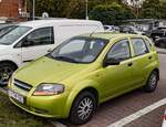 Diesen Daewoo Kalos (fünftürer schrägheck, Farbe: Yellow Green) habe ich in 09.2024 gesehen.