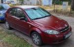 Chevrolet Lacetti schrägheck in der Farbe Red Rock. Foto: 08.2024. 