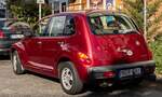 Rückansicht: Chrysler PT Cruiser (Pre-Facelift) in einer schönen roten Farbe, fotografiert in Mai, 2024.