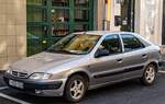 Hier ist ein Citroen Xsara pre-Facelift in silber zu sehen.