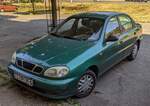 Daewoo Lanos Stufenheck, facelift. Farbe: Leaf Green. Foto: Juli, 2024.