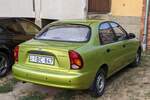 Rückansicht: Daewoo Lanos Stufenheck Facelift in der Farbe  Yellow Green .