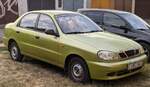 Daewoo Lanos Facelift Stufenheck in der Farbe  Yellow Green . Foto: September, 2024.