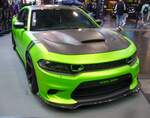 Dodge Charger SRT Hellcat. Produziert wurde, die bis dato schnellste serienmäßige Limousine der Welt, von 2014 bis 2023. Der V8-Motor dieser, im Farbton sublime lackierten, Limousine hat einen Hubraum von 6166 cm³. Mittels Kompressor Aufladung werden 717 PS mobilisiert, die das Auto auf rund 320 km/h beschleunigen können. Essen Motor Show am 04.12.2024.