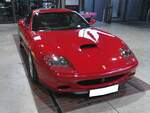 Ferrari 575 M aus dem Jahr 2003. Das M steht für den Produktionsort im Stammwerk Maranello. Produziert wurde dieser Sportwagen in den Jahren von 2002 bis 2006. Dieses Coupe wird von einem V12-Motor mit einem Hubraum von 5748 cm³ angetrieben. Dieser  Zwölfender  leistet 515 PS und verhilft dem Wagen zu einer Höchstgeschwindigkeit von 325 km/h. Classic Remise Düsseldorf am 11.01.2025.