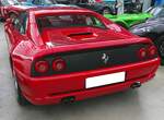 Heckansicht eines Ferrari F355 GTS im Farbton rosso corsa aus dem Jahr 1999.