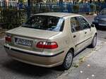 Rückansicht: Fiat Albea I pre-Facelift in der Farbe Sahara Beige.