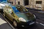 Hier ist ein Fiat Grande Punto in der Farbe  Alternative Green  (Alternativgrün) zu sehen. Die Aufnahme stammt von Dezember, 2023.