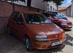 Fiat Punto II pre-Facelift in der farbe Arancio Calipso ()Orange Calypso. Foto: Juni, 2024.