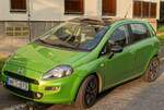 Hier ist ein Fiat Punto aus dem Jahr 2013 in der Farbe Lime Green zu sehen.