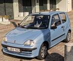 Fiat Seicento in der Farbe Azzurro Athena, gesehen in Oktober, 2024.