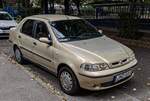 Fiat Albea I pre-Facelift in der Farbe Sahara Beige. Foto: 09.2024.