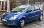 Blauer Ford FIesta Mk5, gesehen in November, 2024.