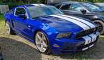 =Ford Mustang GT steht beim Automobiltreffen  TIEF AM TEICH  auf dem Hünfelder Festplatz im August 2024