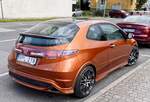 Rückansicht: Honda CIvic Mk8 in der Farbe: Tangerine.