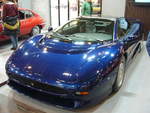 Jaguar XJ220. 1992 - 1994. Während der dreijährigen Produktionszeit verließen 271 Fahrzeuge die Werkshallen. Angetrieben wird der Supersportwagen von einem V6-motor mit zwei Turboladern. Der Motor hat einen Hubraum von 3498 cm³ und leistet 549 PS. Mit einer Höchstgeschwindigkeit von 341,7 km/h war der XJ220 der schnellste Serienwagen seiner Zeit. Der abgelichtete Wagen trägt die Chassisnummer 029 und ist im Farbton Le Mans Blau lackiert. Techno Classica Essen am 22.03.2018.