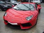 Lamborghini Aventador LP700-4 Coupe aus dem Jahr 2013.  Das Modell Aventador wird seit dem Jahr 2011 produziert. Dieser, im Farbton rosso mars lackierte, Sportwagen wird von einem, als Mittelmotor verbauten, V12-Motor angetrieben. Der Motor hat einen Hubraum von 6498 cm³ und leistet 700 PS. Classic Remise Düsseldorf am 01.11.2024.