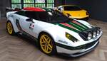 Lancia New Stratos. Die Faszination des Lancia Stratos lag nicht nur in seiner Konstruktion für den Einsatz im Motorsport begründet, sondern auch in seinem einmaligen Design, dem außergewöhnlichen Sound des Ferrari V6-Motors und an seinen außergewöhnlichen sportlichen Erfolgen. Insofern ist der 2018 vorgestellte New Stratos kein Umbau eines Ferrari, sondern ein eigenständiger neuentwickelter Sportwagen, der wie in den 1970`er Jahren einige Komponenten aus den Serienfahrzeugen des Fiat-Konzerns übernimmt. Der als Mittelmotor verbaute V8-Motor aus dem Hause Ferrari hat einen Hubraum von 4308 cm³ und leistet 540 PS. Classic Remise Düsseldorf am 07.08.2024.