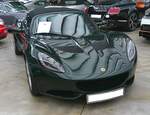 Lotus Elise Series 3 aus dem Jahr 2015. Mit dem Wahlspruch des Lotus-Gründers Colin Chapman (*1928 +1982)  Mehr Leistung macht auf der Geraden schneller, weniger Gewicht macht überall schneller  platzierte die britische Automanufaktur 1996 das erste Modell der neuen Baureihe  Elise . Ab Frühjahr 2010 konnte dann die dritte Serie dieses, recht spartanisch ausgestatteten, Sportwagens bestellt werden. Der gezeigte Wagen wurde erstmalig im Juni 2015 zugelassen. Für Vortrieb sorgt ein Motor aus dem Hause Toyota. Der Vierzylinderreihenmotor hat einen Hubraum von 1598 cm³ und leistet 136 PS. Bei einem Leergewicht von nur890 Kilogramm hat der Motor kein Problem damit, diesen Sportwagen auf knapp über 200 km/h zu beschleunigen. Classic Remise Düsseldorf am 11.01.2025.